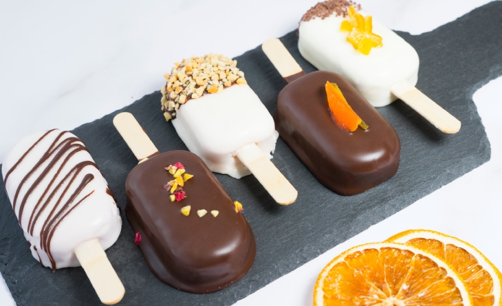 Picoles de fruta com chocolate.