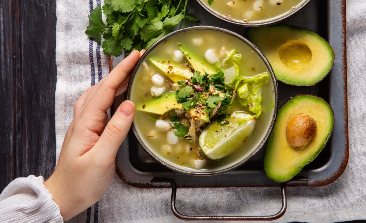 Receita com abacate num pote.