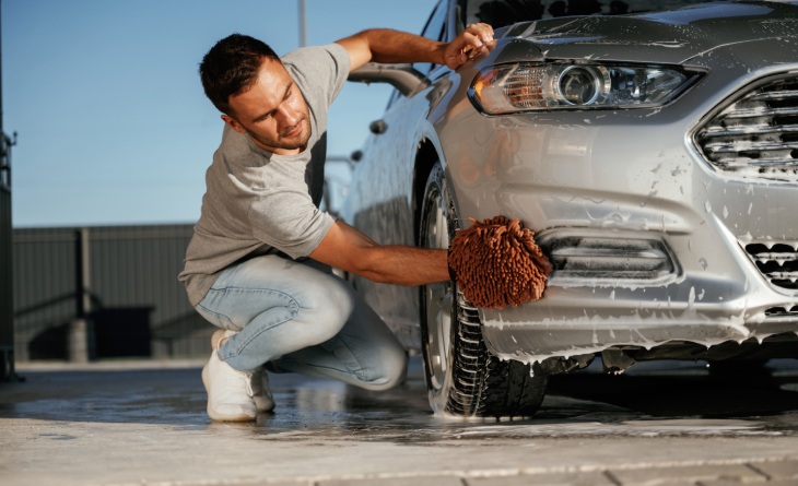 Homem lavando carro.