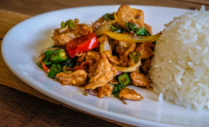 Prato com frango xadrez e arroz.