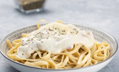 Macarrão com molho branco.