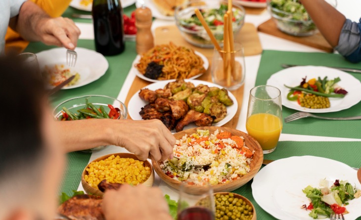 Mesa de almoço de domingo em família.