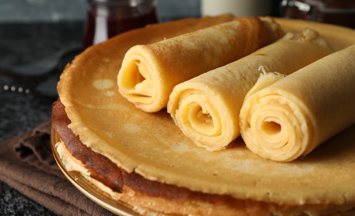 Massas de panqueca em prato.