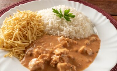 Strogonoff de carne, arroz e batata palha.
