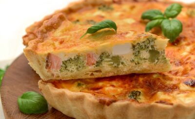 Descubra a praticidade da torta de liquidificador e coloque a mão na massa