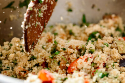 Farofa de soja na panela.