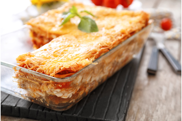 Travessa de vidro com lasanha.