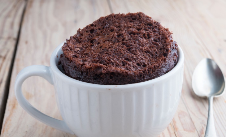 Brownie na caneca branca.