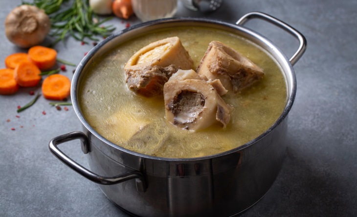 Panela com caldo de ossos.