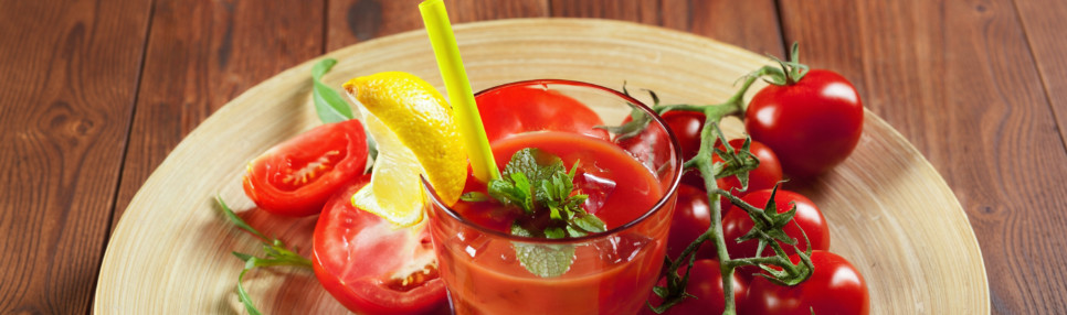 Prato com ingredientes e copo com Bloody Mary.