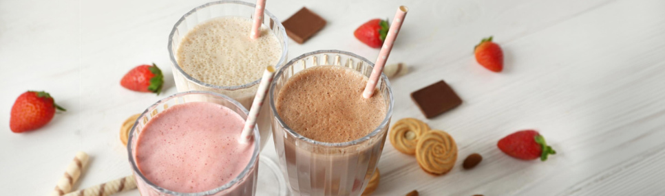 Três copos com milk shake.
