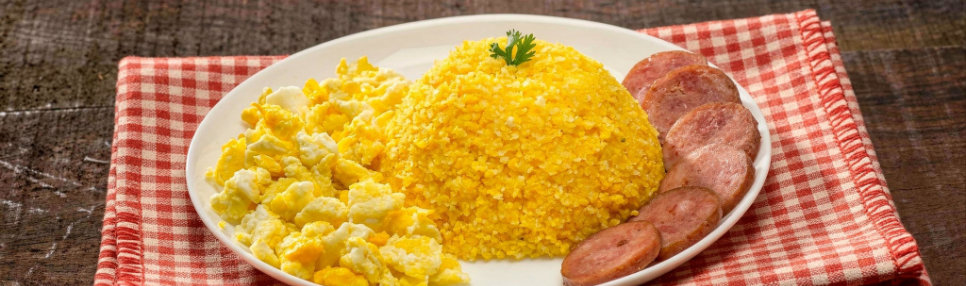 Prato de cuscuz com ovo.