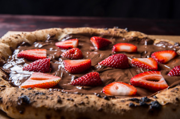Pizza de morango e chocolate.