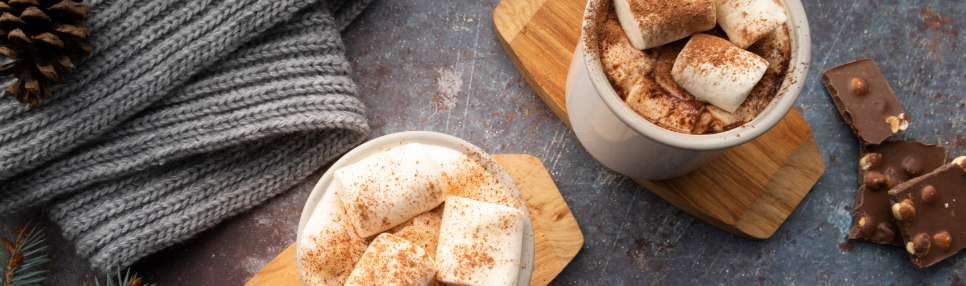 Xícara de chocolate quente com marshmallow.