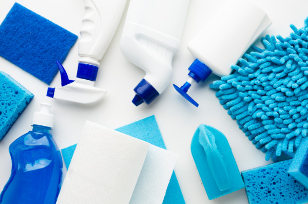 Produtos de limpeza com embalagem branca e azul.