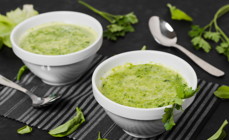 Dois potes pequenos com molho verde.