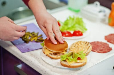 Hamburguer sendo montado.