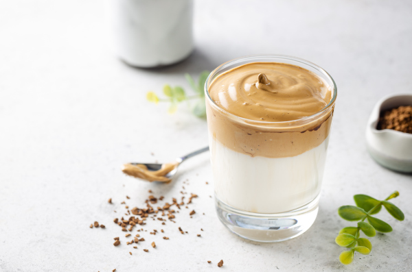 Copo com café cremoso.