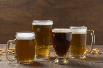 Copos de cerveja.