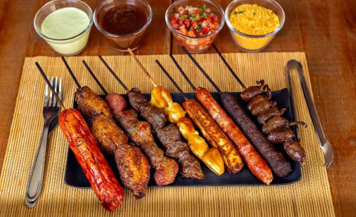 Espetinhos de churrasco e molhos.