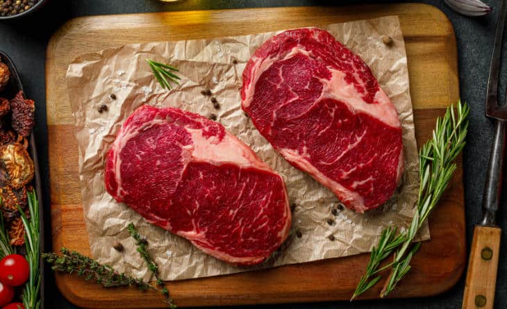 Dois filés sobre tábua de carne.