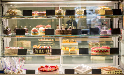 Vitrine com doces.