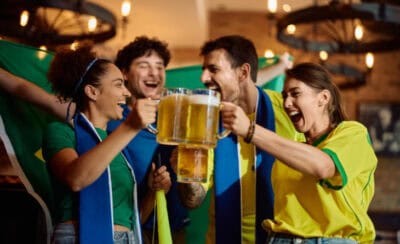 Grupo brindando com copos de cerveja.