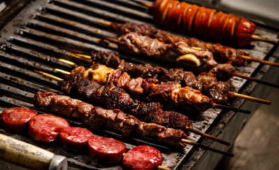 Espetos de churrasco na grelha.