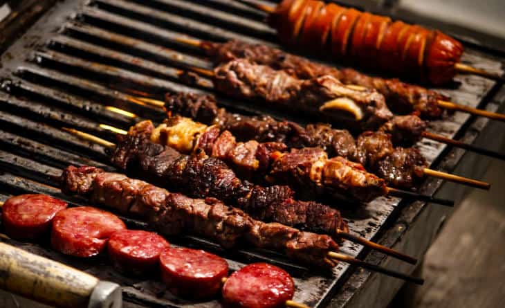 Espetos de churrasco na grelha.