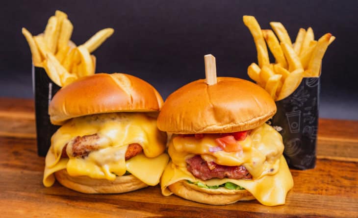 Combo de hamburguer com batata frita.