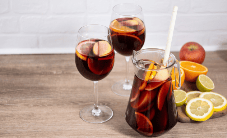 Jarra e duas taças com clericot.