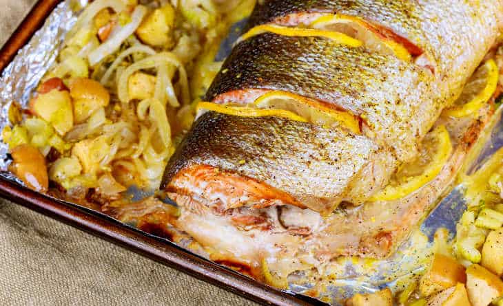 Peixe recheado acompanhado com cebola e batata.