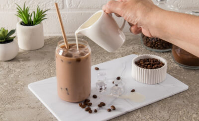 Copo de café gelado.