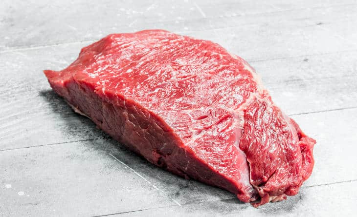 Pedaço de carne fatiado.