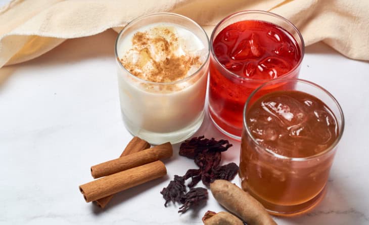 Três copos de drinks com especiarias.