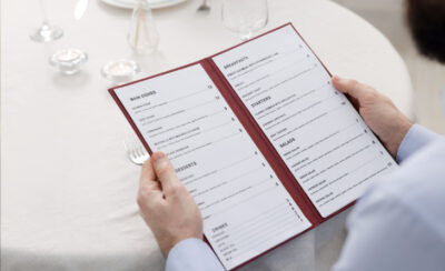 Cardápio em mãos de um cliente no restaurante.