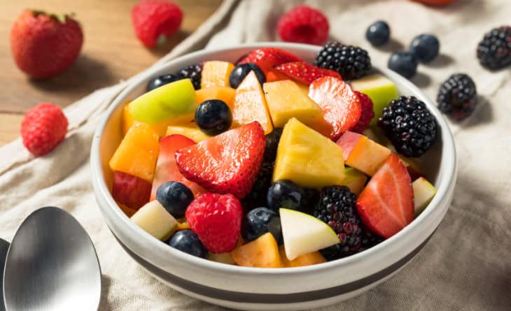 Salada de frutas com morango, manga, mirtilo e melão.