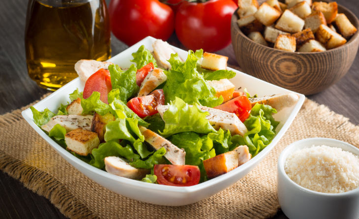 Prato de salada gourmet.