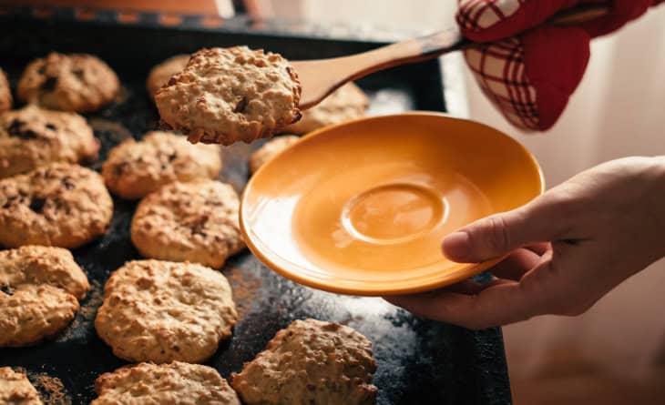 Biscoito sendo colocado em prato.