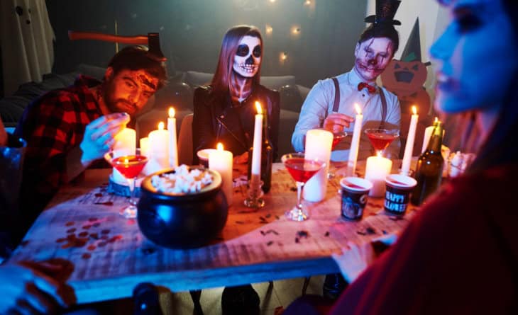 Grupo com fantasia em festa de Halloween.