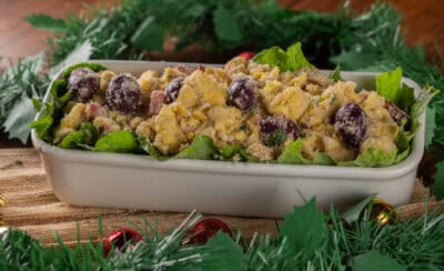 Salada de Natal com frutas, folhas verdes e farofa decorativa para ceia.