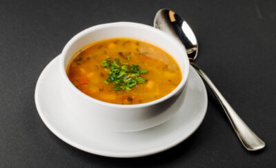 Caldo de mocotó: receita tradicional e variações práticas