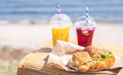 O que levar para comer na praia: lanches e bebidas para um dia completo