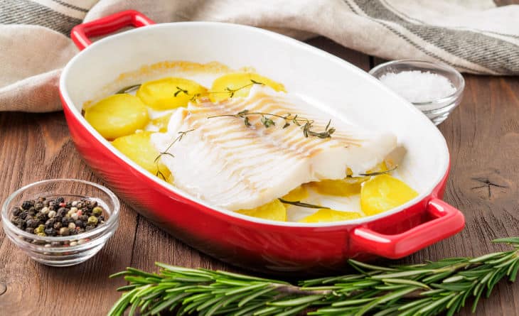 Posta de bacalhau na frigideira com batata.