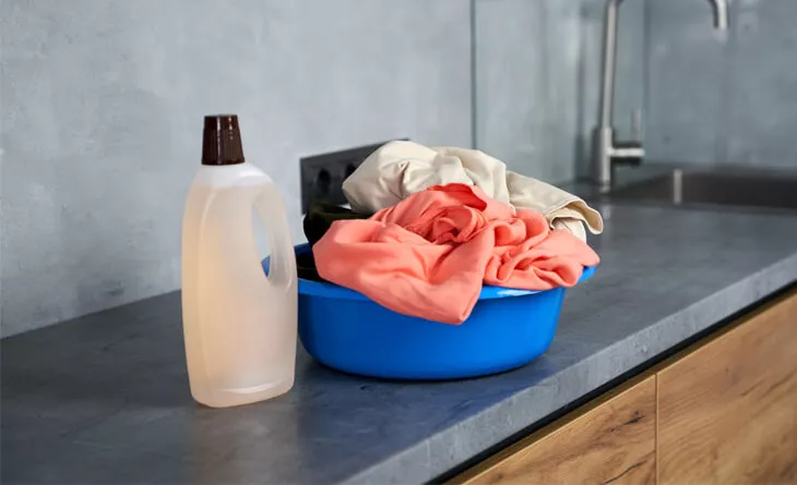 Roupa preta manchada sales de agua sanitaria